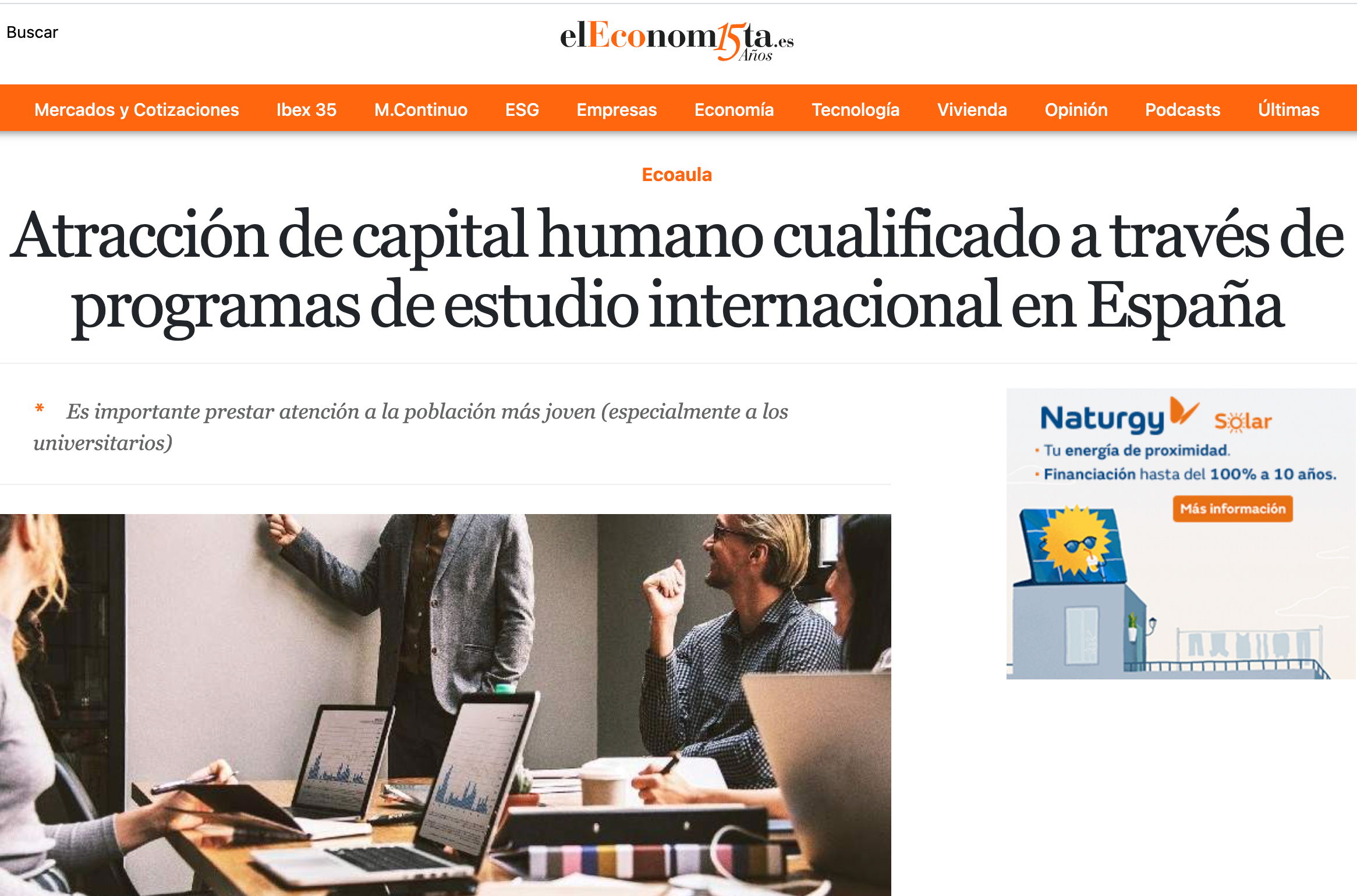 grupo de trabajadores con ordenadores portátiles en una reunión