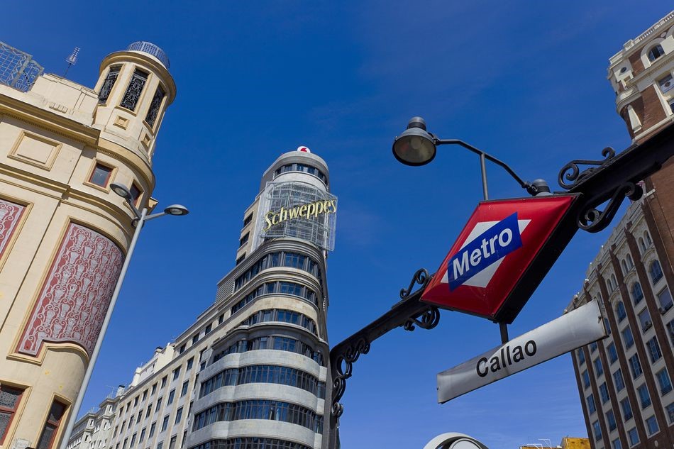 estación de metro de callao en madrid, con el edificio de Schwppes detrás