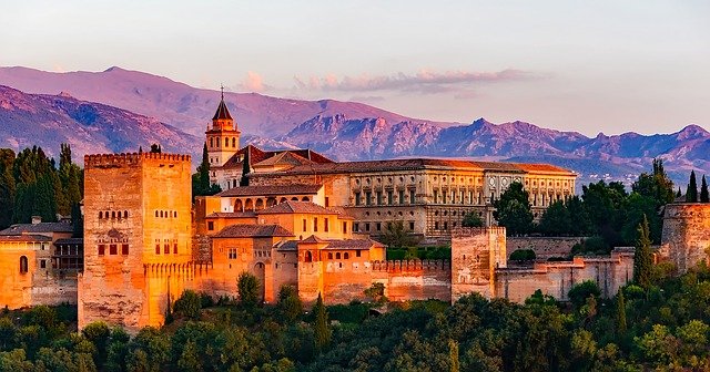Atardecer en la alhambra con las montañas de fondo